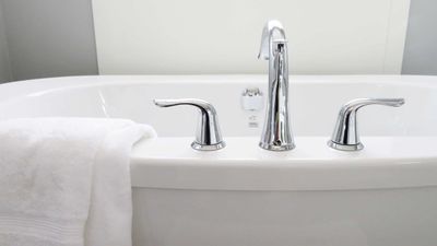 Hvit badekar med en håndduk